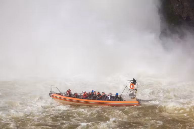 lancha bajo las cataratas de Iguazú