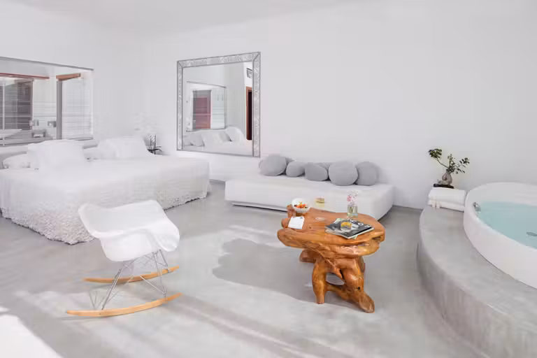 habitación con jacuzzi de la hacienda Na Xamena en Ibiza