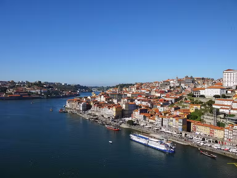 La Ribeira y barcos que recorren el río Duero.