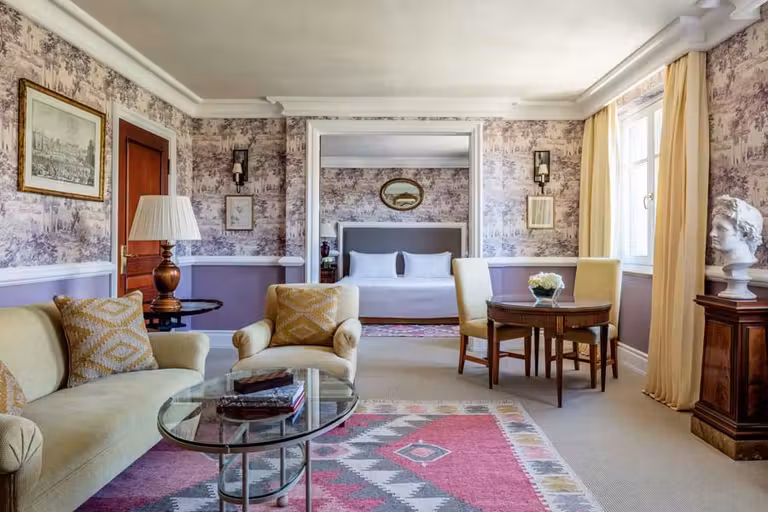 sala de estar y habitación de una suite del Anantara Villa Padierna