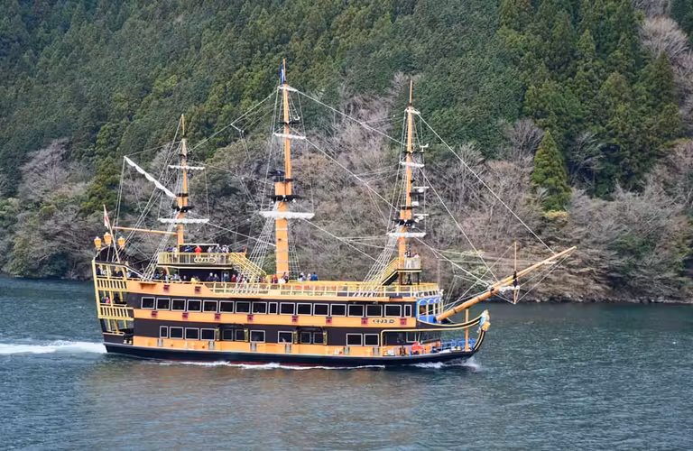 Barco pirata en el lago Ashi.