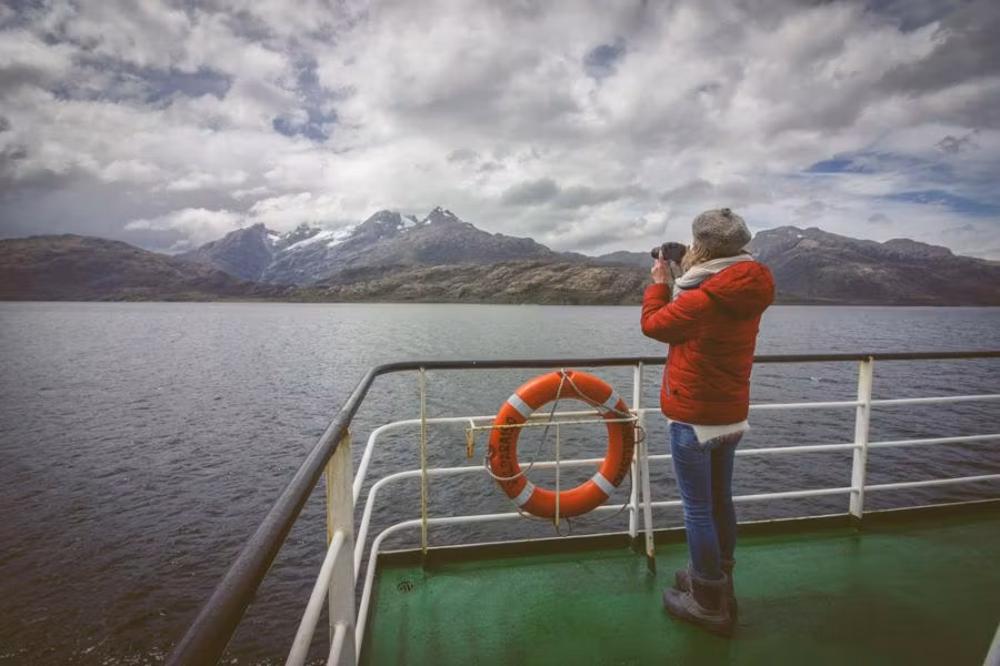 mujer en la cubierta del ferry de Navimag.