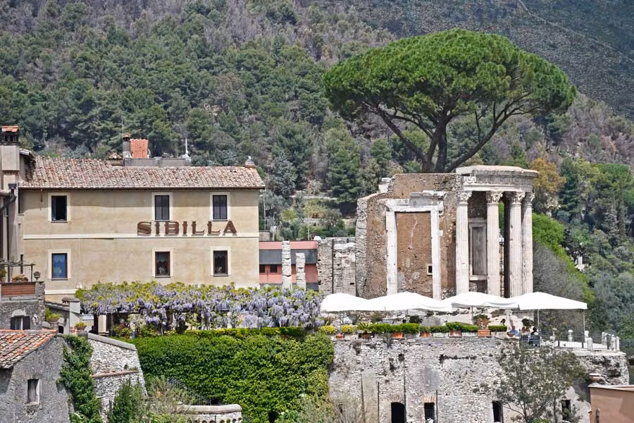 restaurante y templo en Tivoli desde el puente Gregoriano