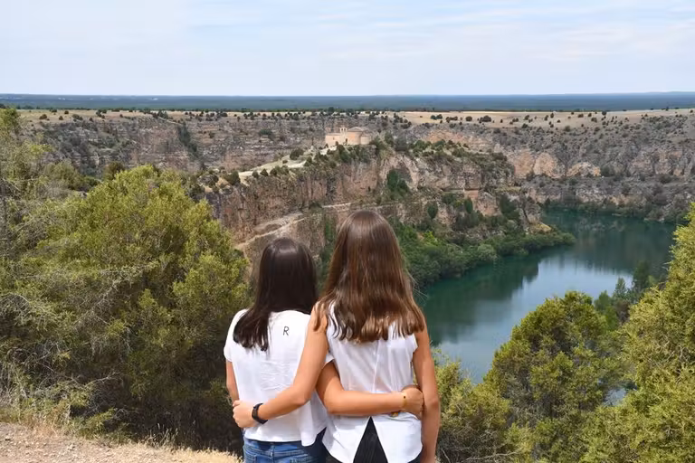 niñas en la Ermita de San Frutos y hoces del Duratón.