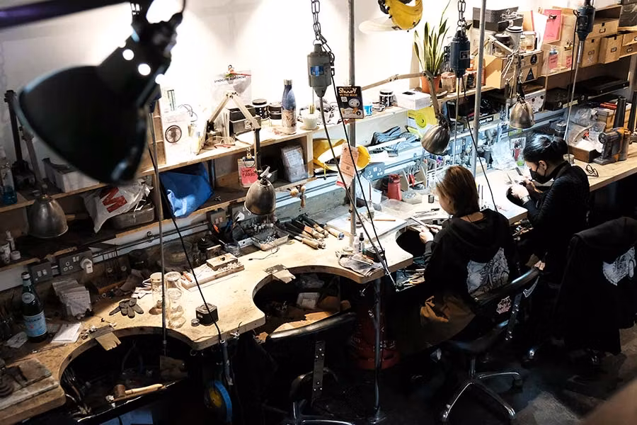 la tienda de the great frog está en el  barrio londinense de carnaby street