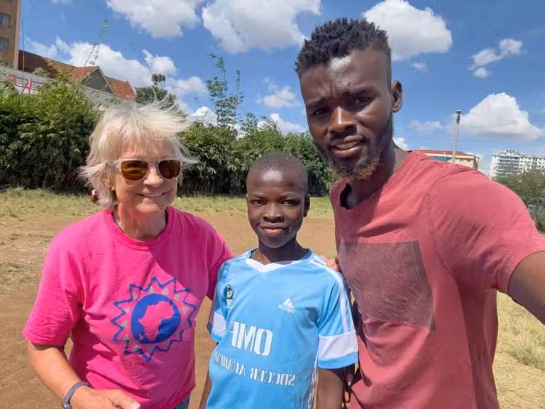 Sania con Daniel y uno de los chicos de su proyecto de fútbol.