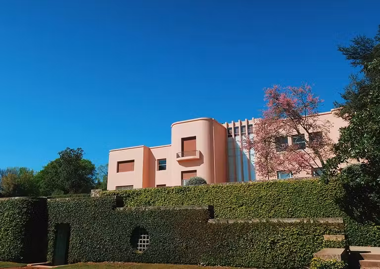 Además del museo y el parque, no olvides visitar la Villa Serralve, un ejemplo de Art Déco de los años 30.