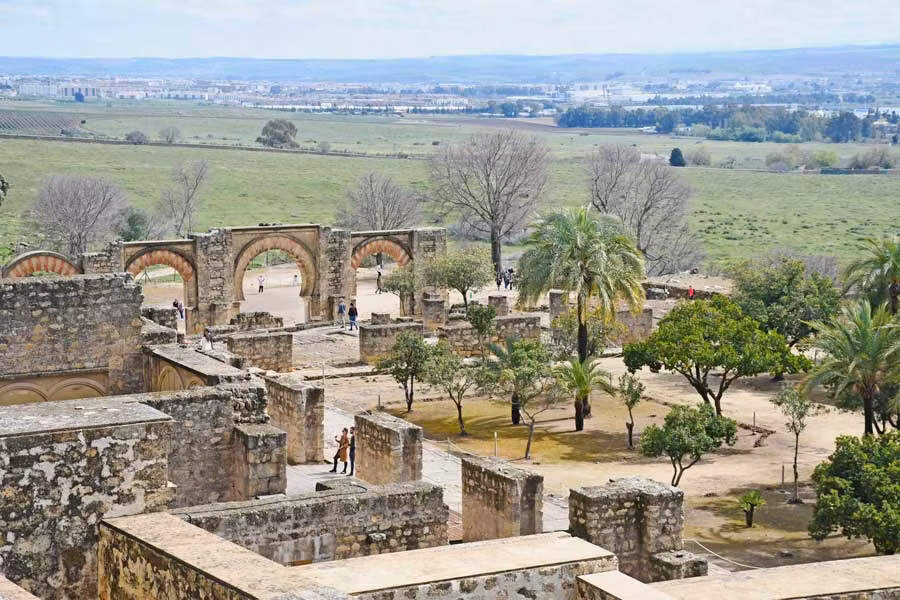 Ruinas de Medina Azahara con los tres arcos al fondo