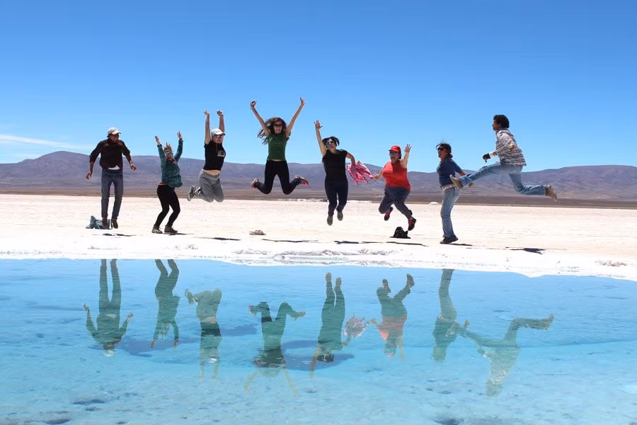 Mujeres que viajan en grupo con WOM.