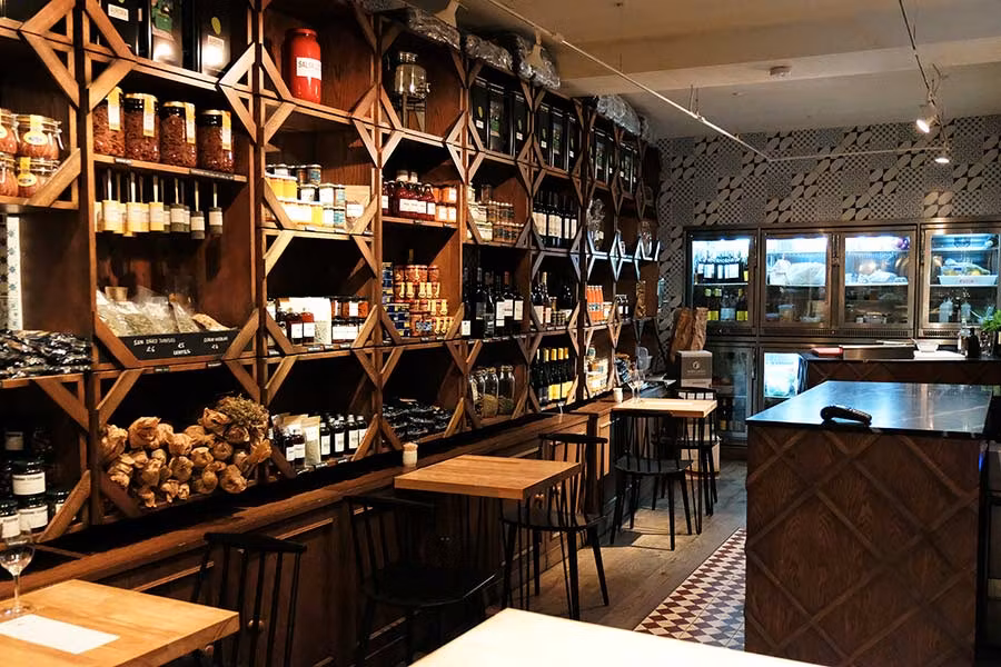 interior de una tienda gastronomica llamada casanova and daugthers situada en londres