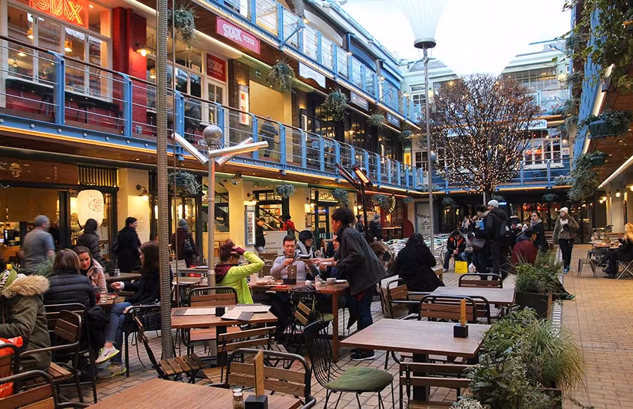 Kingly Court es un restaurante con patio en Carnaby Street, en londres