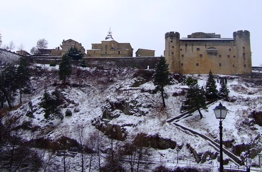 El castillo-fortaleza de Puebla de Sanabria (s.XV) fue construido por D. Rodrigo Alonso de Pimentel y Dª María Pacheco, condes de Benavente