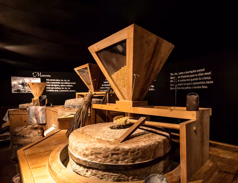 Sala del Museo del Pan con instrumentos tradicionales para moler el trigo.