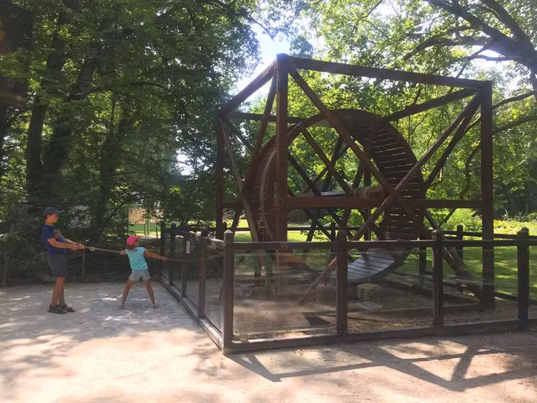 Invento de Leonardo da Vinci en el jardín del castillo de Clos Lucé.