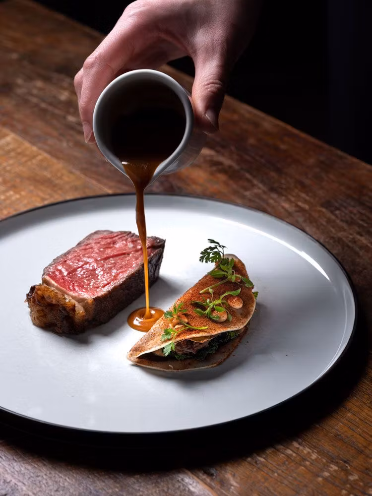 plato de carne con salsa del restaurante barge