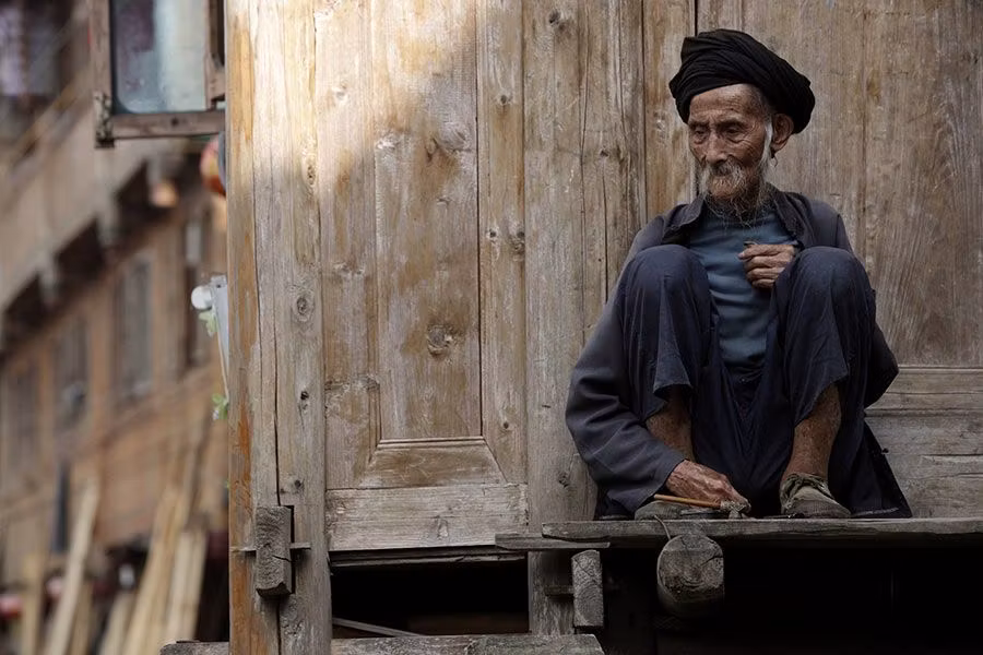 Un vecino de Zhong-liu en la puerta de su casa.