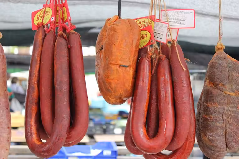 Sobrasada y otros embutidos en un mercado de Mallorca.