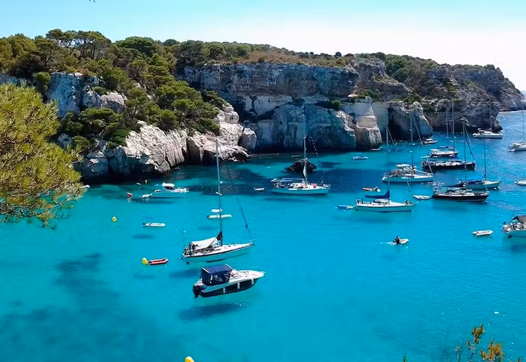 Las aguas transparentes de Menorca se prestan a un bautismo de buceo