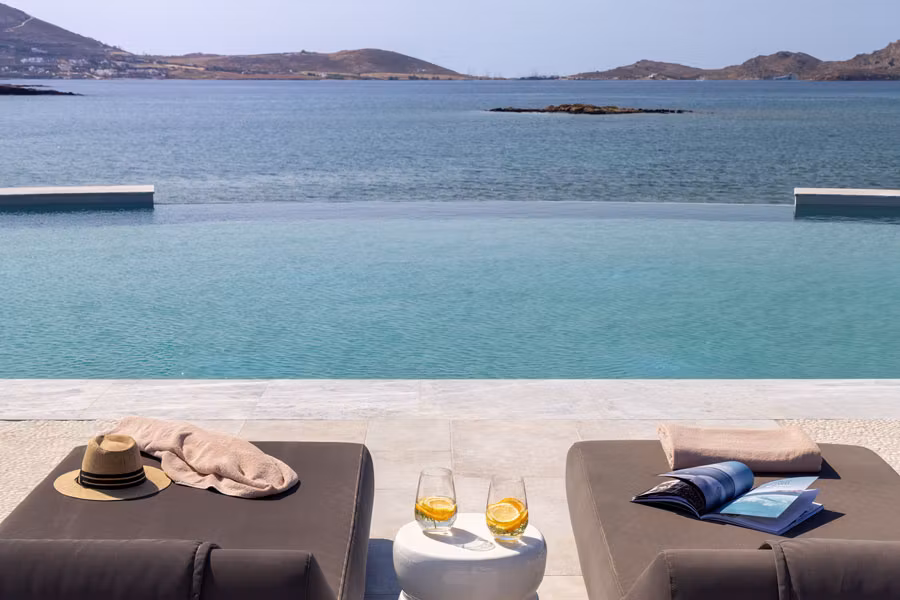 infinity pool en la isla de Paros