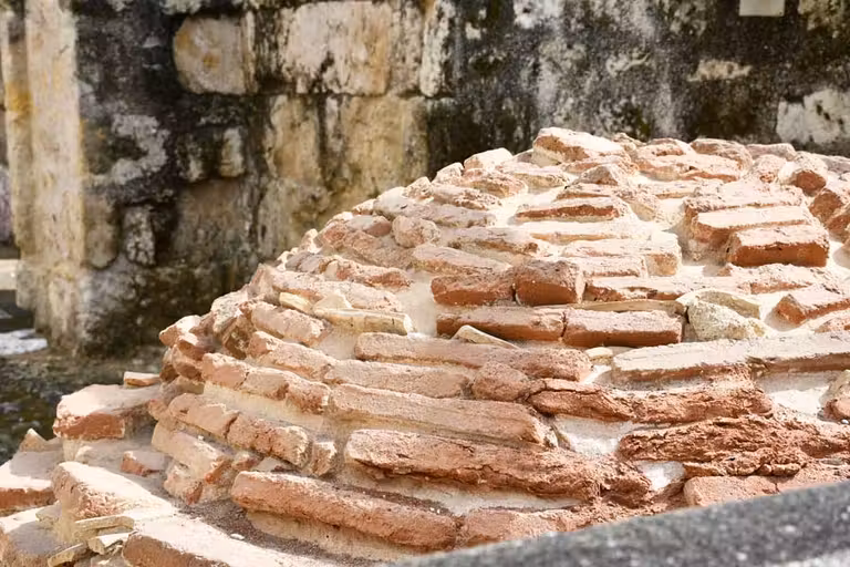 Horno de ladrillo reconstruido en Medina Azahara