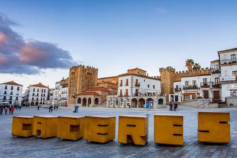 plaza mayor, viaje mujeres caceres