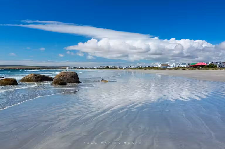 Playa del pueblo de Paternoster, en la costa oeste de Sudáfrica.