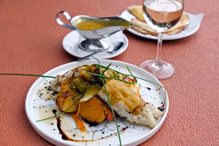 Pez espada a la brasa con salsa de vino y ajos.