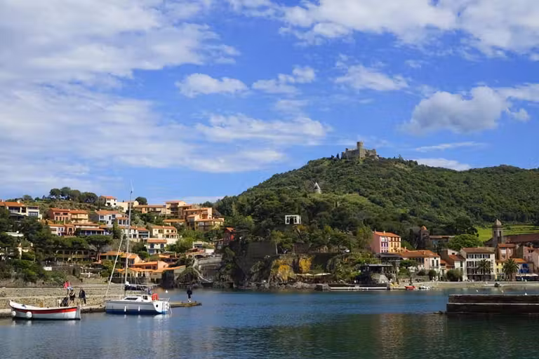 Imagen de Collioure con el fuerte de San Telmo en lo alto.