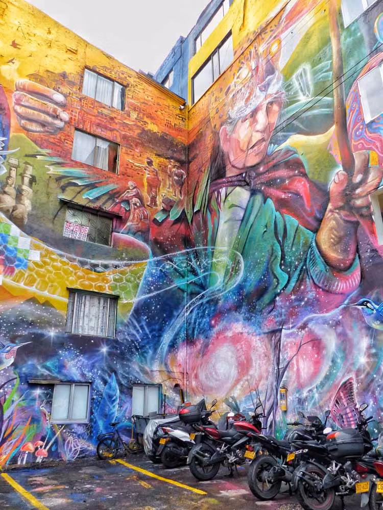 Bogotá City Tours organiza rutas gratuitas para dar a conocer la historia de los grafitis creados por colectivo APC en La Candelaria.