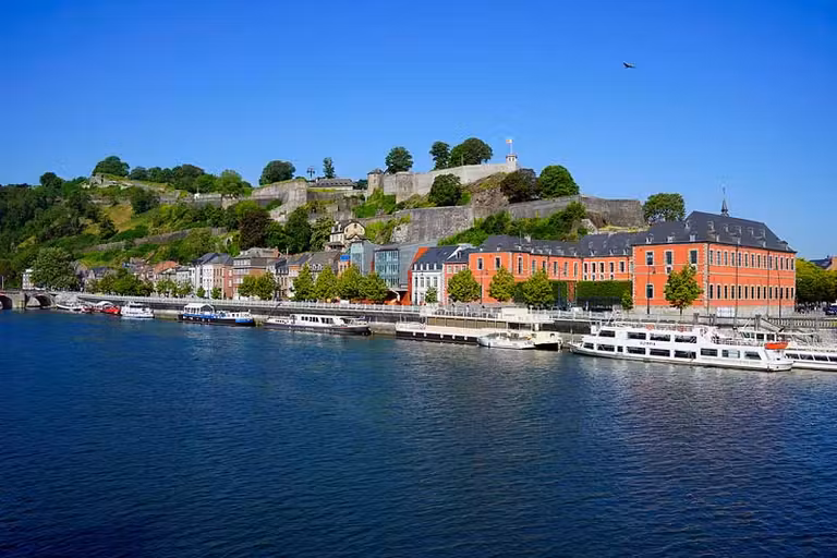 Namur con barcos en el río