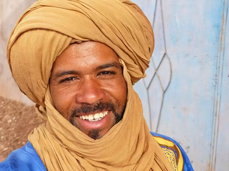 Un vecino sonríe ante el objetivo de nuestra cámara.