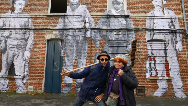 Agnès y JR recorren los pueblos franceses con una furgoneta-fotomatón