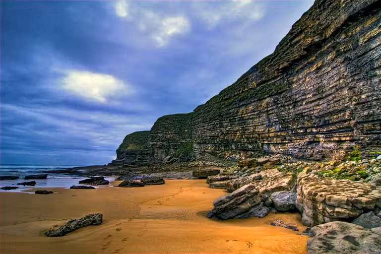 Playa de Langre con un espectacular acantilado