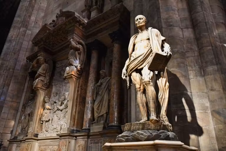Detalle del interior del Duomo con la estatua de San Bartolomé.