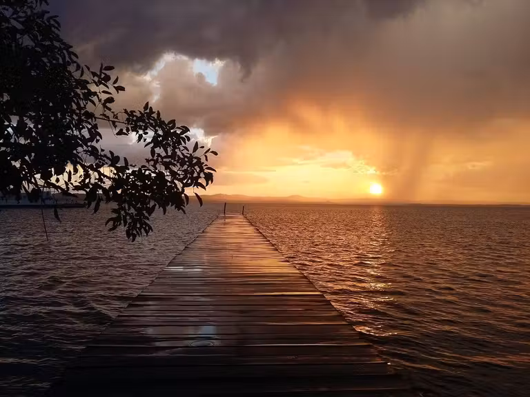 Lago Ypacarai mujeres turismo paraguay