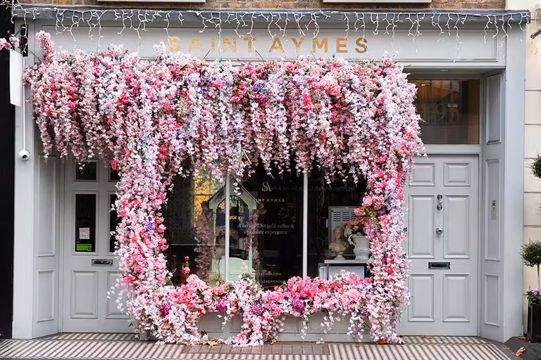 fachada con flores de la tienda Saint Aymes un lugar ideal para ir de compras en londres