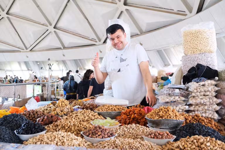 Puesto del mercado de Chorsu, en Taskent. © Susana García