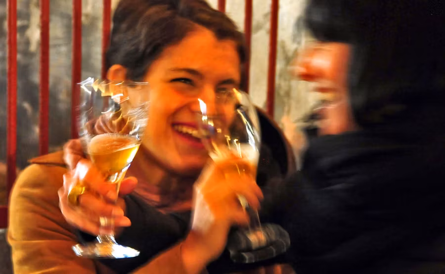 mujeres tomando cerveza