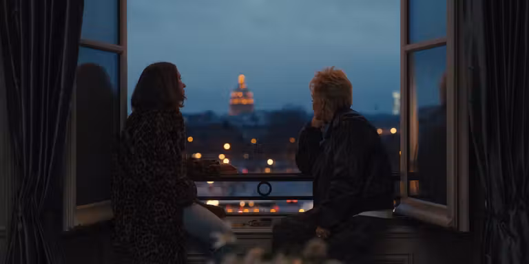 Deborah Vance y Ava Daniels hablan en el balcón de la habitación de su hotel.