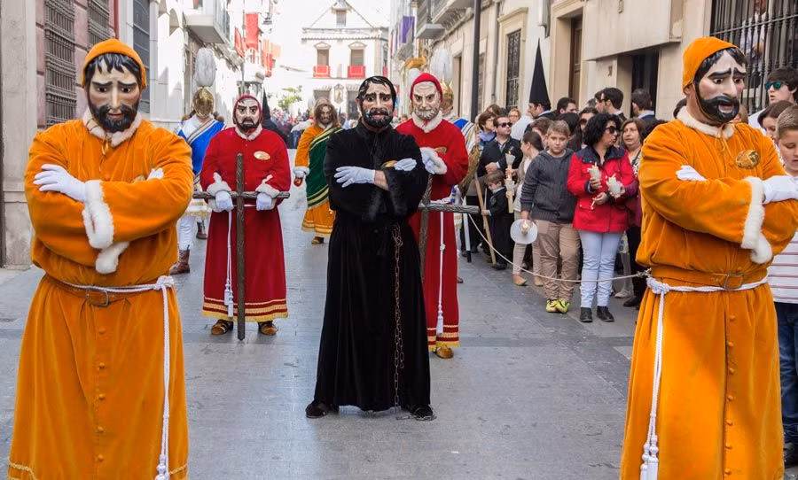 Escena de la representación del pasaje bíblico de la liberación de Barrabás y condena de Jesús