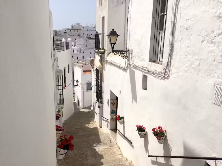 Calle con macetas en Vejer