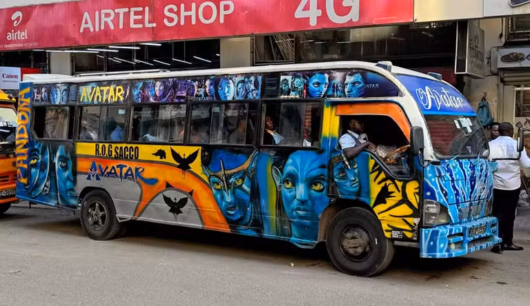 ‘Matatu’ decorado de Nairobi.