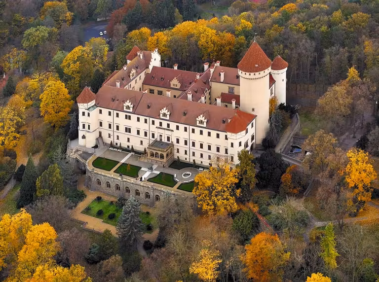 Castillo Konopiště en otoño