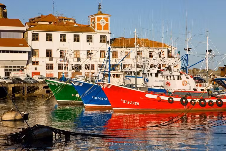 pueblo de bermeo en la reserva de urdaibai