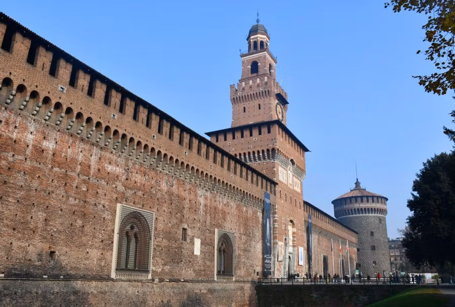 Fachada del Castello Sforzesco con la torre Filarete.