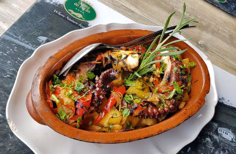 Pulpo grellado con patatas y pimientos.