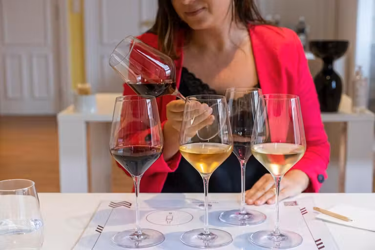 mujer con cinco copas de vino en un taller de cata en WOW Oporto