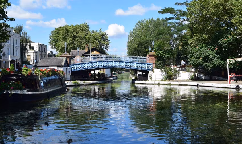 Canales y puente de Little Venice, en Londres.