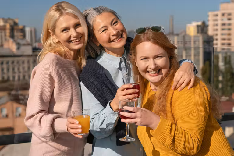 Los grupos de amigas han sido tradicionalmente el único entorno donde compartir los sintomas de la menopausia.
