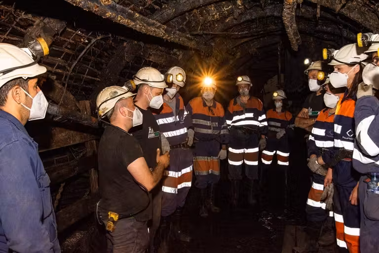 ¿Qué papel jugaron las mujeres mineras asturianas? Bajamos al Pozo Sotón para comprobarlo
